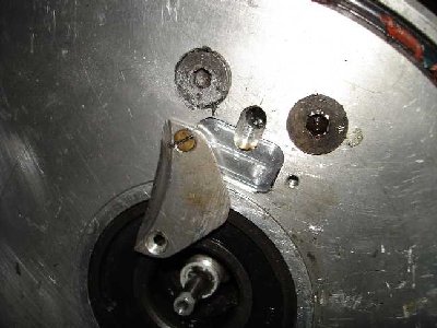 Primary plate oil hole exit