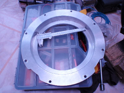 Flange for fitting gearb. to engine